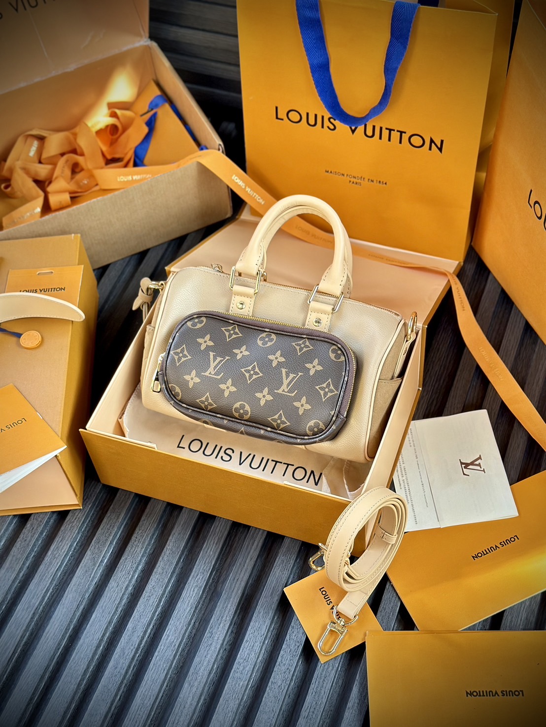 LV Keepall Bandoulière 25 Bag กระเป๋าสะพายคีฟออลดีไซส์ใหม่ ด้านข้างปั้มแบรนด์หนังกลับสวยโดดเด่น สีเบจสวยละมุนลงตัว ภายในโล่งกว้าง มีช่องย่อยด้านหน้าสะดวกใช้งาน