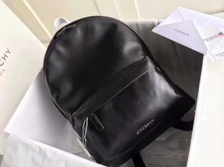หนังแท้ GIVENCHY PARIS IN LEATHER BACKPACK พร้อมส่งที่ไทย งานเกรดออริจินอล ใช้งานต่างประเทศได้ กระเป๋าเป้ กระเป๋าสะพายหลังใบใหญ่ จุของได้เยอะ สีดำล้วนคลาสสิกมากๆค่ะ หนังแท้คุณภาพดียิ่งใช้หนังยิ่งสวย ใช้ได้ทั้งหญิง/ชาย ใบนี้คุ้มค่าราคามากๆ ทั้งดีไซน์และฟัง