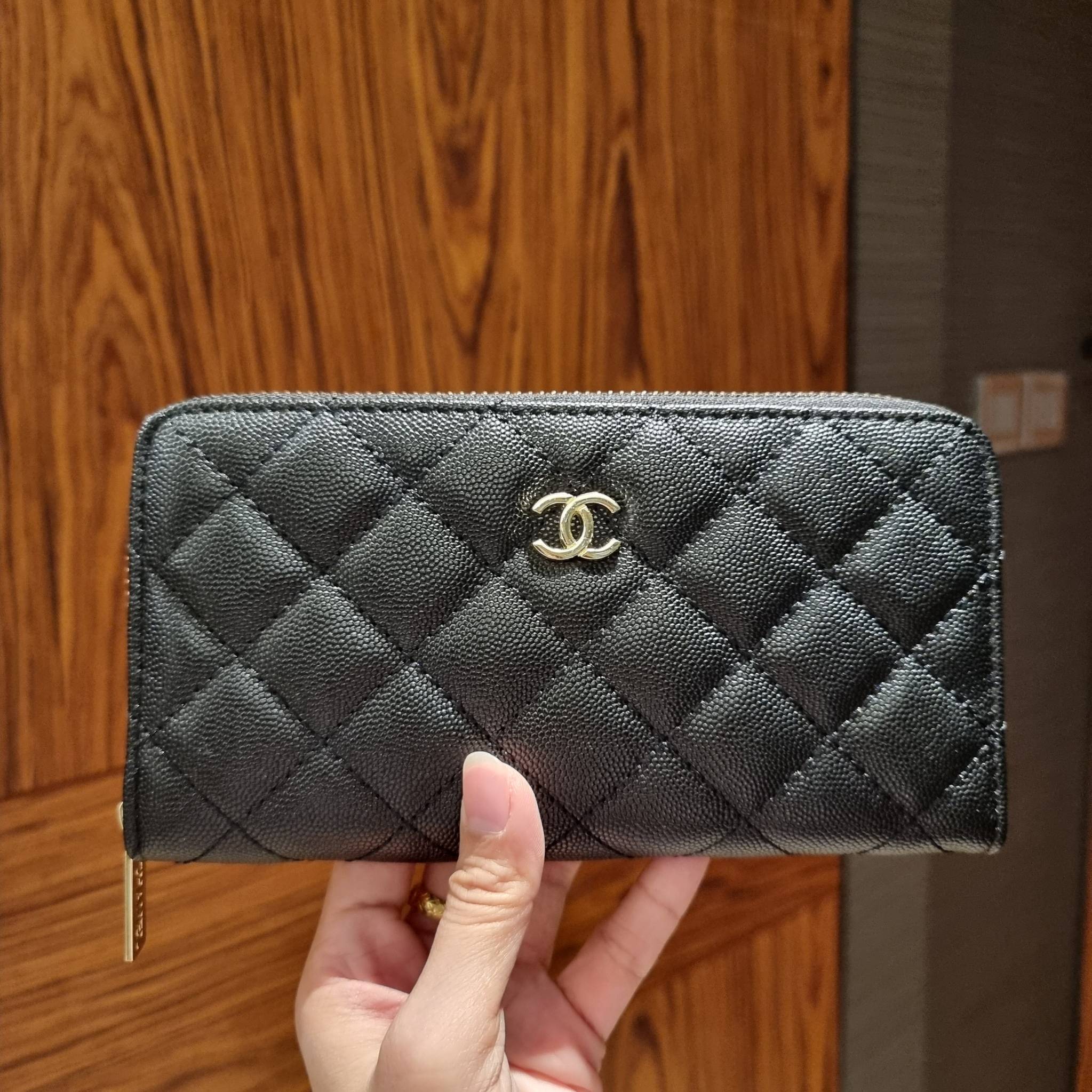 VIP 】กระเป๋าสตางค์ใบยาวรุ่นซิปรอบ สวยรับทรัพย์จาก Chanel วัสดุหนังลายคาร์เวีย ใช้แล้วขับผิวสุดๆ เปิด-ปิดด้วยซิปรูดรอบใบ ใช้งานง่าย ภายในกระเป๋ามีช่องใส่บัตรได้ ใส่ธนบัตรหรือเหรียญได้ มีช่องซิปแยกอีกหนึ่งช่อง ดีไซน์เรียบหรูแบบนี้ สาวๆห้ามพลาดกันน้า!! ซื้อใ