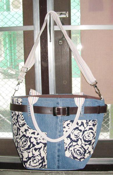 สินค้าหมดค่ะ กระเป๋ายีนส์แบบถือหรือสะพายข้าง ลายดอกกุหลาบค่ะ