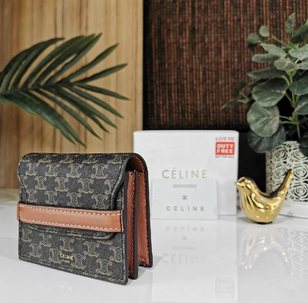 พรีเมี่ยมกิ๊ฟแท้ 100% 】CELINE SHORT WALLET VIP GIFT WITH PURCHASE GWP พรีเมี่ยมกิ๊ฟ Limited จาก CELINE HAUTE PARFUME DUTYFREE วัสดุ Triomphe Canvas หนังขึ้นลาย Signature Brand