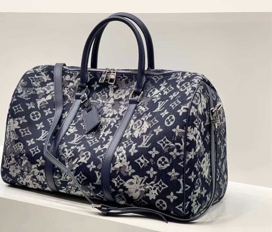 LOUIS VUITTON MONOGRAM DENIM / LV Denim Travel กระเป๋าเดินทาง อีกรุ่นขายดี!!! ของมันต้องมี ♡ มาใหม่ กระเป๋า TRAVEL BAG ใส่ของได้เยอะมาก ทรงสวย พิมพ์ลายชัดเจน มาพร้อมสายสะพายข้างสวยหรู ดูแพงคะ! พร้อมส่งที่ไทย