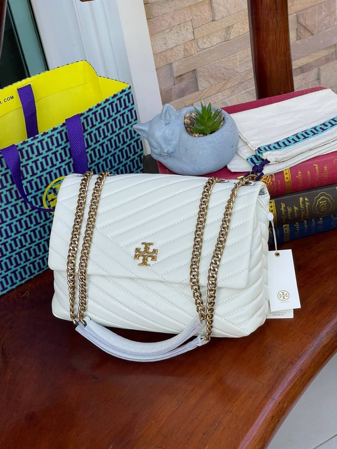 Large : Tory Burch Kira Chevron Quilted Convertible Leather Crossbody Bag เป็นกระเป๋าที่ใช้ในการออกงานสำคัญหรือวันที่มีปาร์ตี้สังสรรค์ คุณควรเลือกใช้กระเป๋าที่มีดีไซน์สะดุดตา เพราะจะช่วยยกระดับและเพิ่มเสน่ห์ให้กับตัวคุณเองมากยิ่งขึ้น หากเป็นงานทางการ เช่น