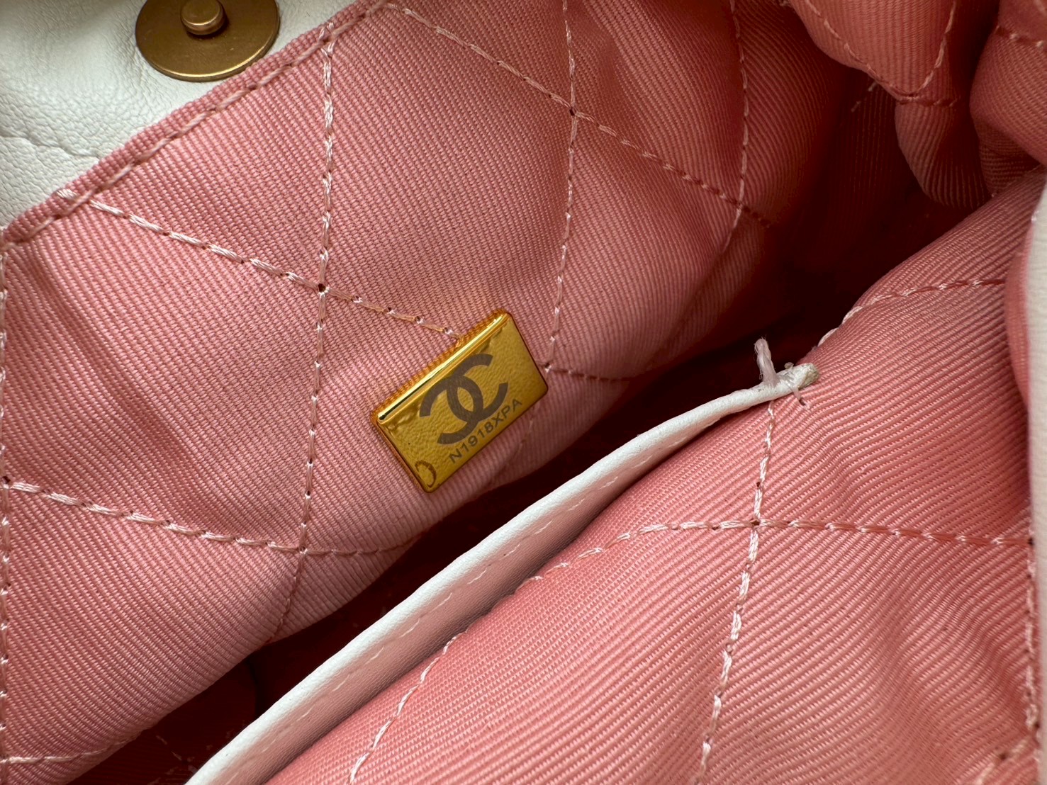 Chanel 22 mini bag กระเป๋าสะพายดีไซน์สุดเรียบหรู โดดเด่นจากสายสะพายโซ่สีทอง และเหรียญโลโก้ เพิ่มความแพงไปอีก ใช้ได้ง่ายๆไปเลยทุกโอกาส เกินต้านที่สุดกับไอเท็มนี้