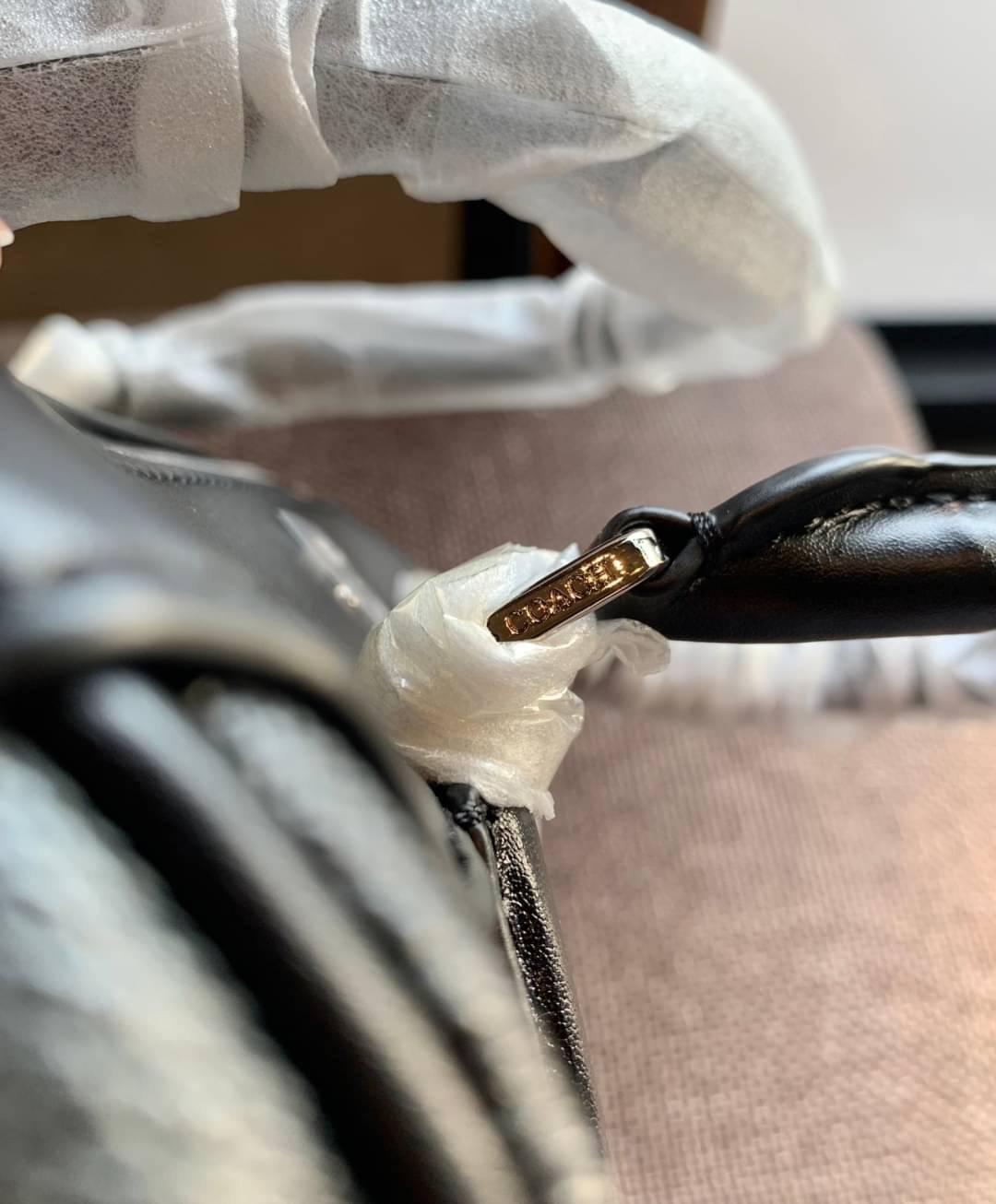 COACH NENNETT SATCHEL BAG((32203)) พร้อมส่งอีกครั้ง ห้ามพลาด! กระเป๋าทรงหมอน ทรงที่สาวๆต้องมีติดตัวไว้สักใบ! หนังแท้นิ่มสวยงาม เปิดปิดกระเป๋าแบบซิป ภายในกว้างสามารถใส่กระเป๋าเงินใบยาวได้ หรือของจำเป็นในชีวิตประจำวันของสาวๆได้หลากหลายเลยค่ะ มีช่องซิปและช่อ