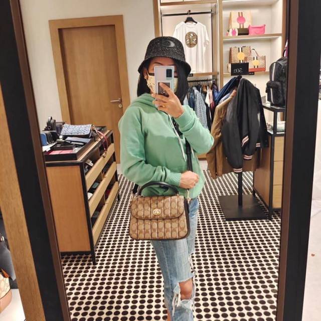 OUTLET 】COACH C5645 MARLIE TOP HANDLE SATCHEL IN SIGNATURE CANVAS WITH QUILTING ดีไซน์ใหม่ กระเป๋าถือ/สะพายข้าง ออกแบบมาไม่เหมือนใคร โดดเด่นด้วยการเย็บบุหนัง โชว์ดีเทลลายเส้น ตกแต่งโลโก้ด้านข้างอะไหล่ทอง วัสดุหนังแคนวาสสลับหนังแท้ เปิด-ปิดด้วยตัวล็อคแน่นห