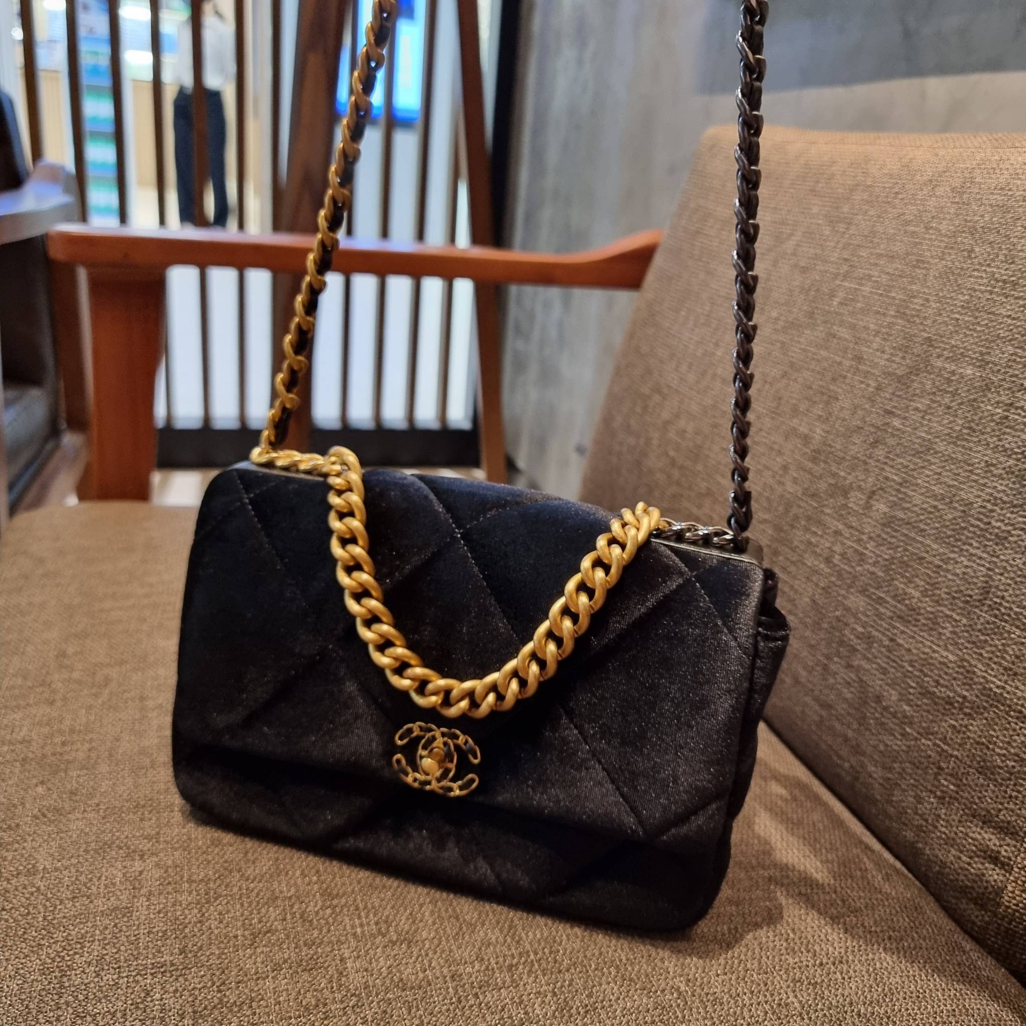 ไม่มองไม่เหลียวไม่ได้แล้ว!! ความหรูที่โดดเด่นจากผ้ากำมะหยี่ สร้างดีเทลผู้ดี ลูกคุณมากๆ Chanel vip boutique กระเป๋าสะพายจาก duty free ในราคาสุดประหยัด!! ดีไซน์เลิศ ตกแต่งด้วยโซ่ทูโทน ลงตัวแบบไม่มีที่ติ เปิด-ปิดด้วยตัวบิดล็อค ภายในโล่งกว้าง ใส่กระเป๋าสตางค์