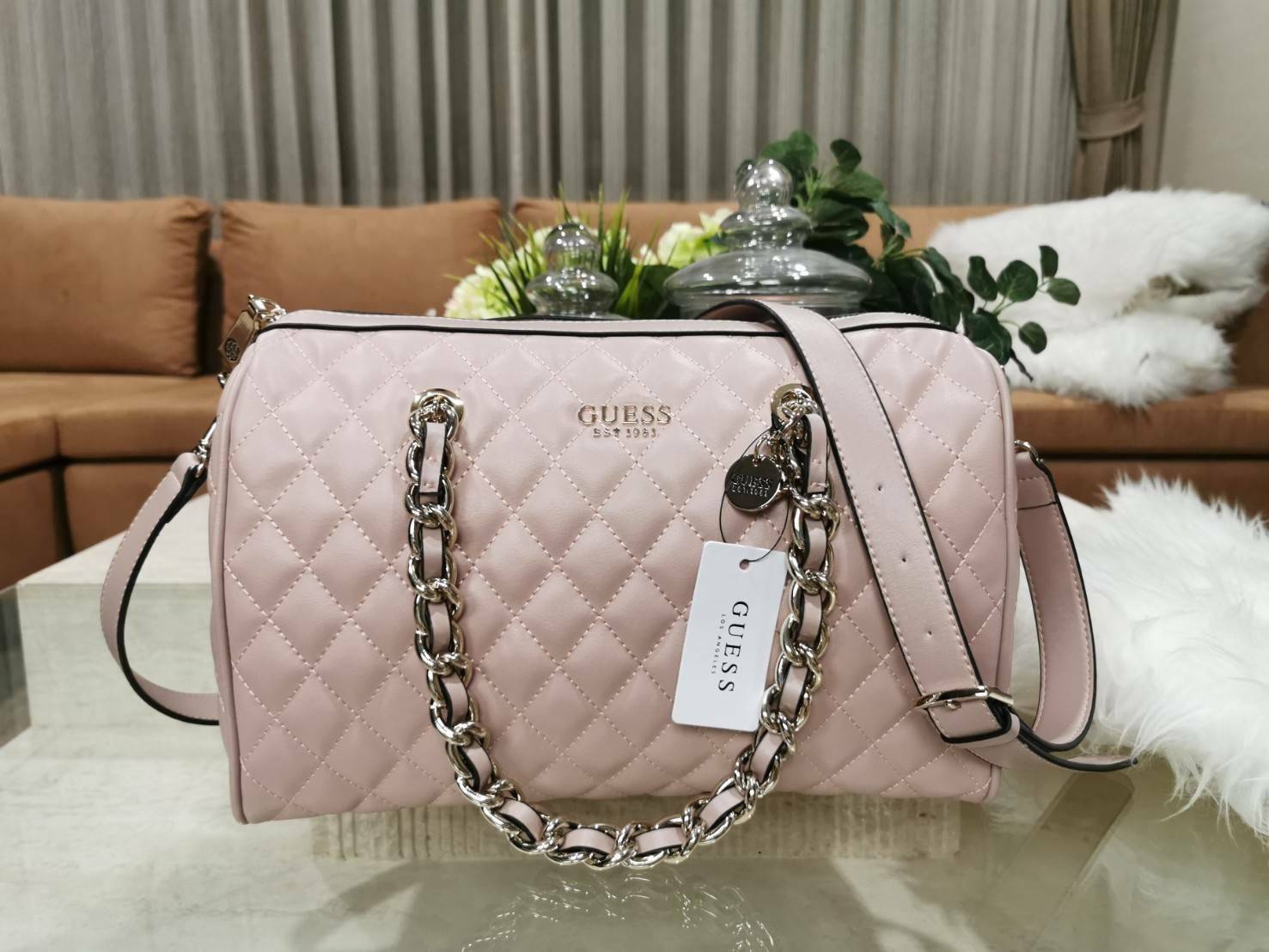 GUESS WOMEN’S BOWLING BAG กระเป๋าสะพายทรง Bowling รุ่นใหม่ล่าสุดจาก GUESS FACTORY หนังนิ่มลายตารางสวยอยู่ทรงใบใหญ่กำลังดี ด้านหน้าประดับโลโก้หูหิ้วโซ่ร้อยหนังสะพายไหล่ได้เเข็งแรงรับน้ำหนักได้เยอะ เปิดปิดด้วยซิปสะดวกใช้ มีหมุดรองฐานกันรอย ภายในมีช่องซิปและ