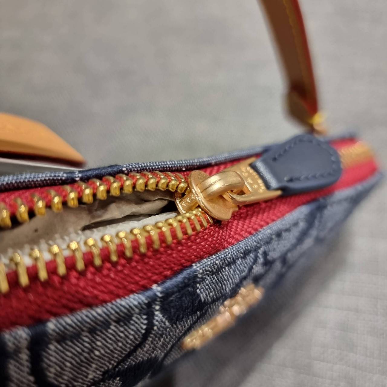 COACH C8665 NOLITA 15 IN SIGNATURE CHAMBRAY คอลเลคชั่น rare item น่ารักน่าใช้ ในสไตล์คลาสสิค กระเป๋าทรงพอชขนาดมินิ กึ่งคล้องมือใช้ได้ 2 สไตล์ ปรับสายให้มาเกี่ยวฝั่งเดียวเพื่อใช้เป็นคล้องมือ หรือปรับเกี่ยวอีกฝั่งใช้คล้องแขนก็เก๋มากมาย วัสดุผ้าแชมเบรย์ สวยค