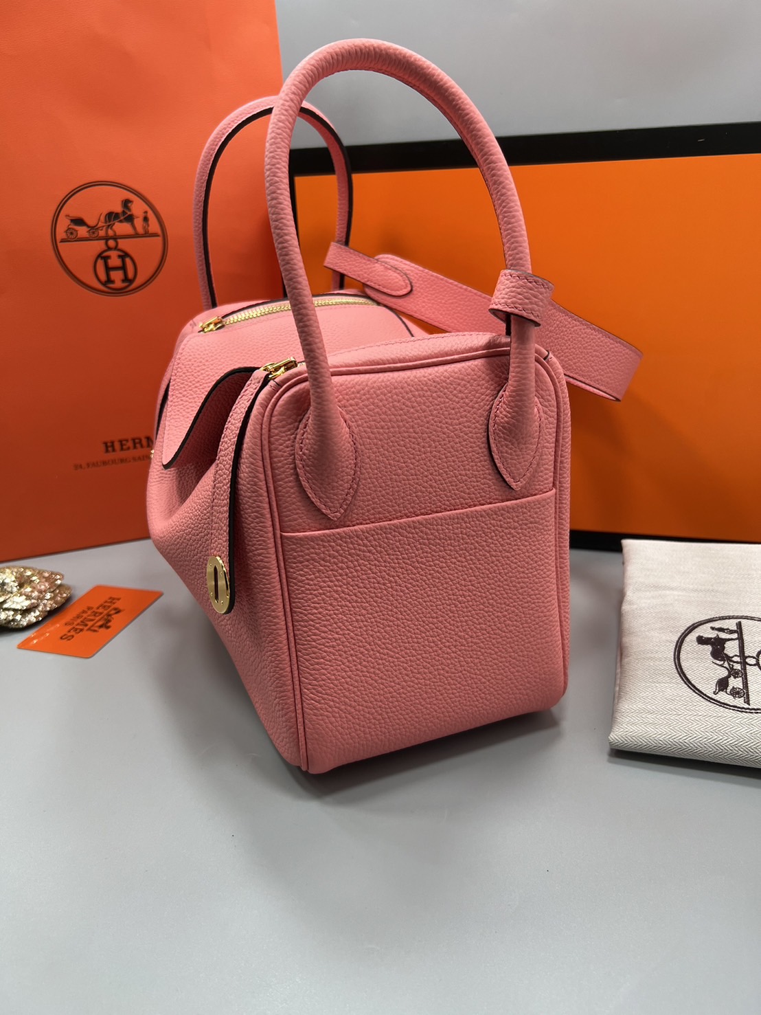 พร้อมส่ง 15 สี HERMES Lindy 26 bag กระเป๋าทรงโท้ทหนังสวยอย่างดี เอกลักษณ์ของความเรียบหรูไฮคลาสอย่างสมบูรณ์แบบ เกรดออริ สลับแท้ งานสวยตามรูป ใช้งานต่างประเทศได้