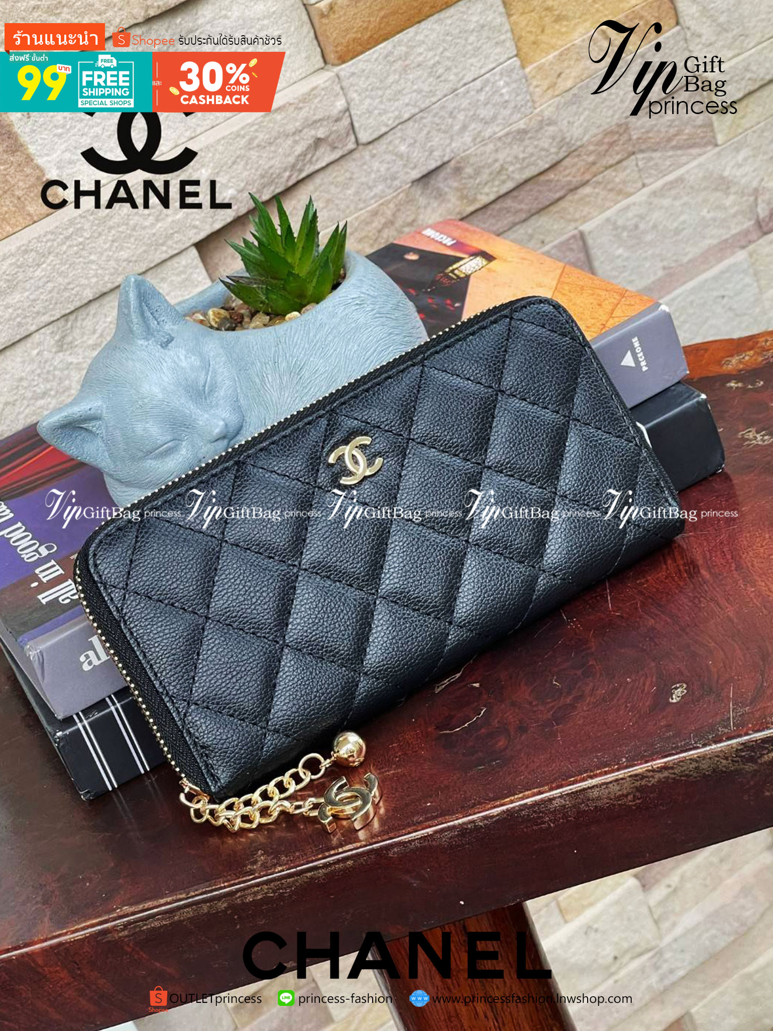 Chanel Caviar Zippy Long Wallet เป็นกระเป๋าสตางค์ที่ใช้งานอย่างง่ายแสนง่าย มาในรูปอบบซิปรอบ ที่มีดีเทลตรงหัวซิปเป็นอะไหล่โลโก้สีทอง เพิ่มดีกรีความน่ารักเข้าไปอีก ภายในพร้อมช่องใส่ธนบัตร ช่องซิปสำหรับใส่เหรียญ และช่องสำหรับใส่การด์ต่างๆ นอกจากนั้นด้านหน้าก