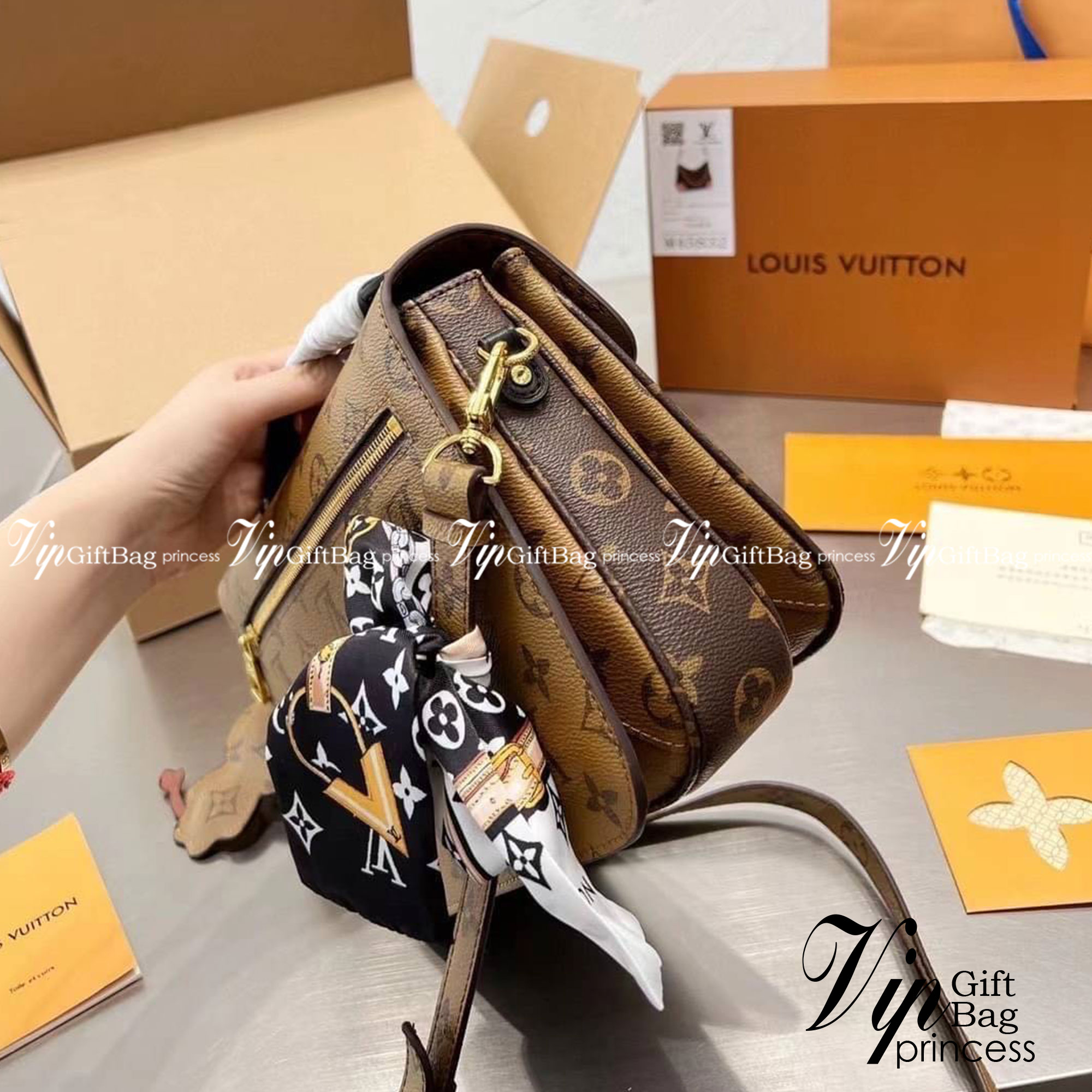 LV Monogram Reverse Pochette Metis / LV Pochette Metis กระเป๋าสะพายไอเท็มนำแฟชั่นที่น่าดึงดูดใจ ทรงกะทัดรัดและใช้งานได้สะดวก หนังแคนวาสอย่างดี ลาย Monogram เปิด-ปิดแบบกดล็อคอะไหล่สีทองสวยงาม