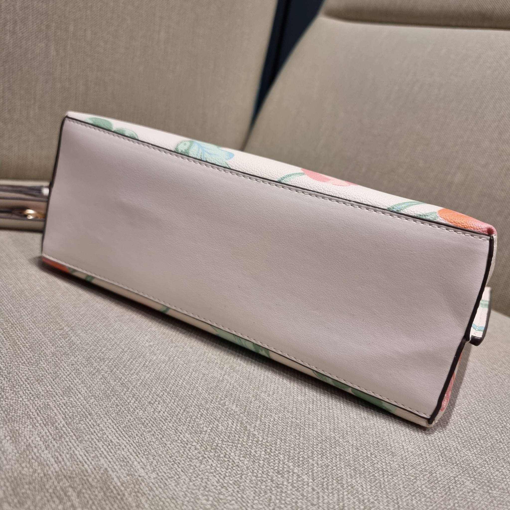 COACH C8217 MOLLIE TOTE 25 WITH DREAMY LAND FLORAL PRINT คอลใหม่ล่าสุด ยังไม่เข้า shop ไทย สวยๆแบบไม่ต้องรอพรีฯให้ยาวนาน กับกระเป๋าโท้ทไซส์เล็กที่สาวๆต่างก็ต้องปักใจรัก สวยสมใจ ดีไซน์ลวดลายดอกไม้ คละเคล้าเต็มใบ ละมุน สดใส น่าใช้สุดๆ วัสดุหนังแคนวาส ภายในโ