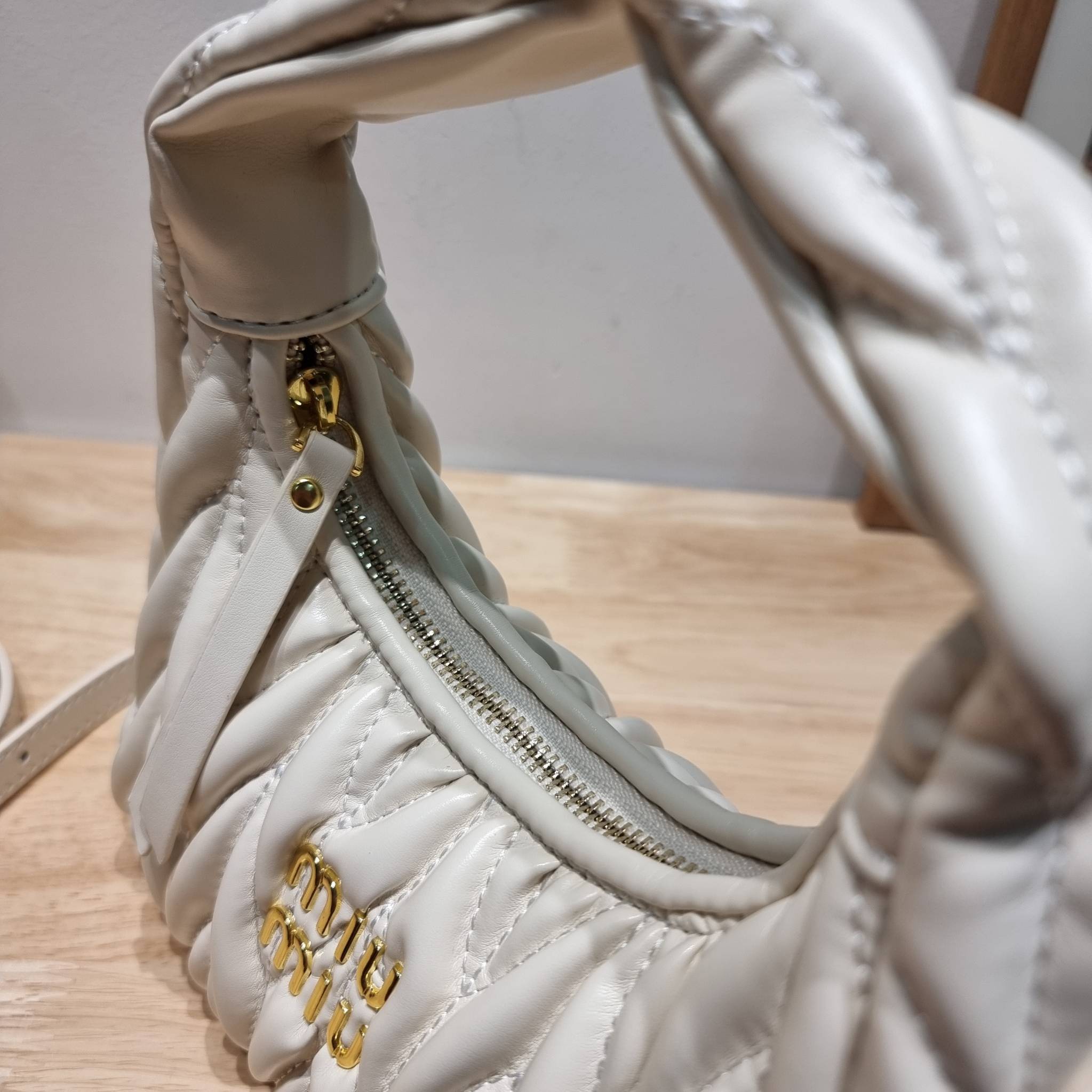 MIU MIU WANDER MATELASSÉ MINI HOBO BAG ไอเท็มสับๆอีกหนึ่ง ที่ต้องมีใช้ได้แล้ว กับกระเป๋าถือ/สะพาย ทรงโฮโบ คิ้วท์สุด ปังสุด ตัวแม่ อินฟลู ดาราเค้าใช้กันเพียบ