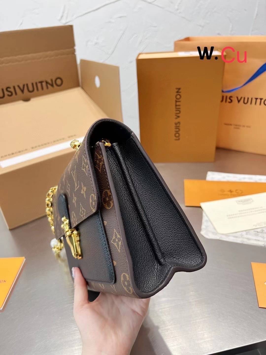 LV VICTOIRE Monogram กระเป๋าสะพายไอเท็มนำแฟชั่นที่น่าดึงดูดใจ ทรงกะทัดรัดและใช้งานได้สะดวก หนังแคนวาสอย่างดี ลาย Monogram เปิด-ปิดแบบกดล็อคอะไหล่สีทองสวยงาม ภายในมี3ช่องกว้างสามารถใช้งานได้หลากหลายและจุของได้มากมายเกินคาดนะคะ