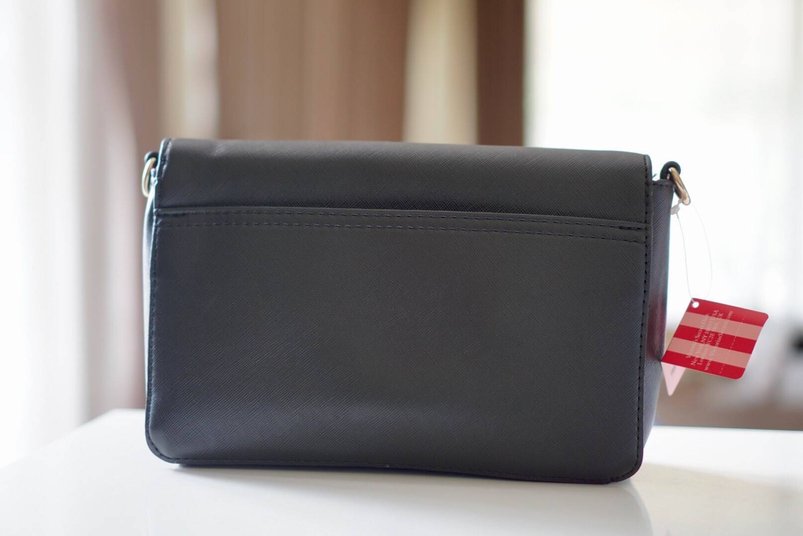 VICTORIA SECRET CLUTH & CROSSBODY BAG กระเป๋าสะพายข้าง แบบเรียบหรู วัสดุทำจากหนัง PU น้ำหนักเบา ด้านในมีช่องใส่ของหลักพร้อมช่องซิป ด้านหลังมีช่องเล็กอีก 1 ช่อง สายสะพายสามารถถอดออกหรือปรับระดับได้ ด้านในใส่กปต.ยาว + มือถือได้ทุกรุ่น ใบนี้แนะนำเลยค้า