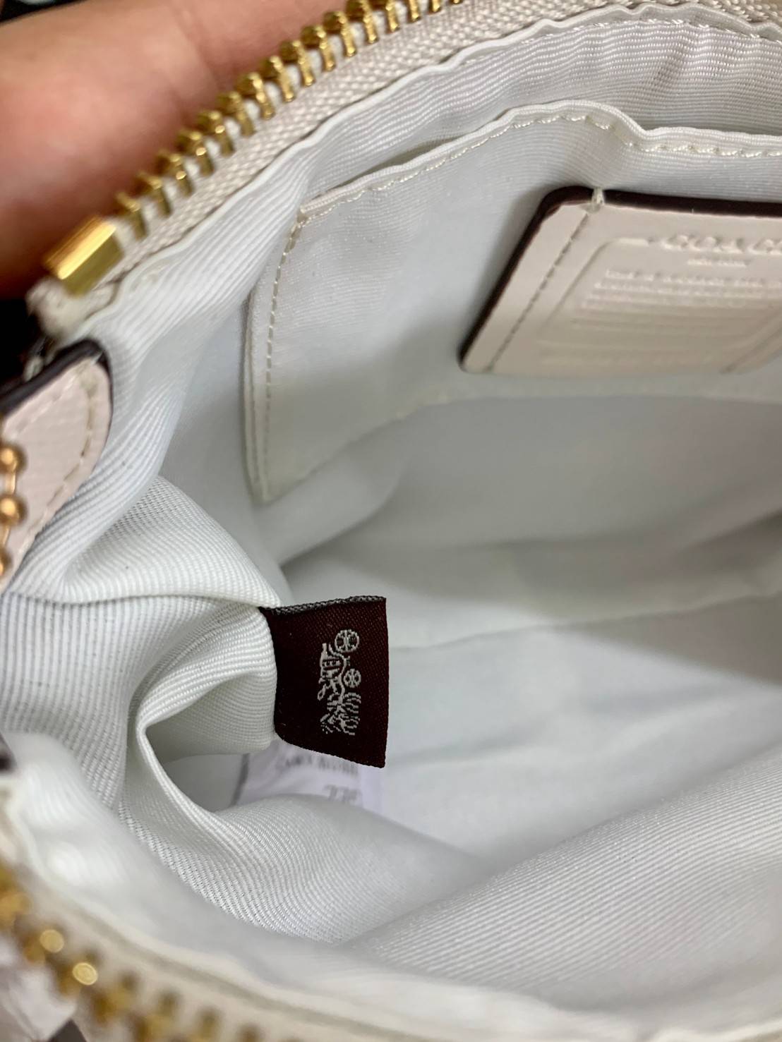 COACH POUCH HORSE AND CARRIAGE PRINT ((36674)) รุ่นแนะนำ ได้ไปไม่ผิดหวังแน่นอนค่ะ! กระเป๋าหิ้ว//สะพายไหล่//สะพายข้างได้ วัสดุ pvc นิ่มอย่างดี ลายรถม้าทั้งใบ สวยงามค่ะ เปิดปิดกระเป๋าแบบซิป ภายในสามารถใส่กระเป๋าเงินใบยาวได้;ของจำเป็นได้ครบค่ะ มีช่องเล็กให้ใ