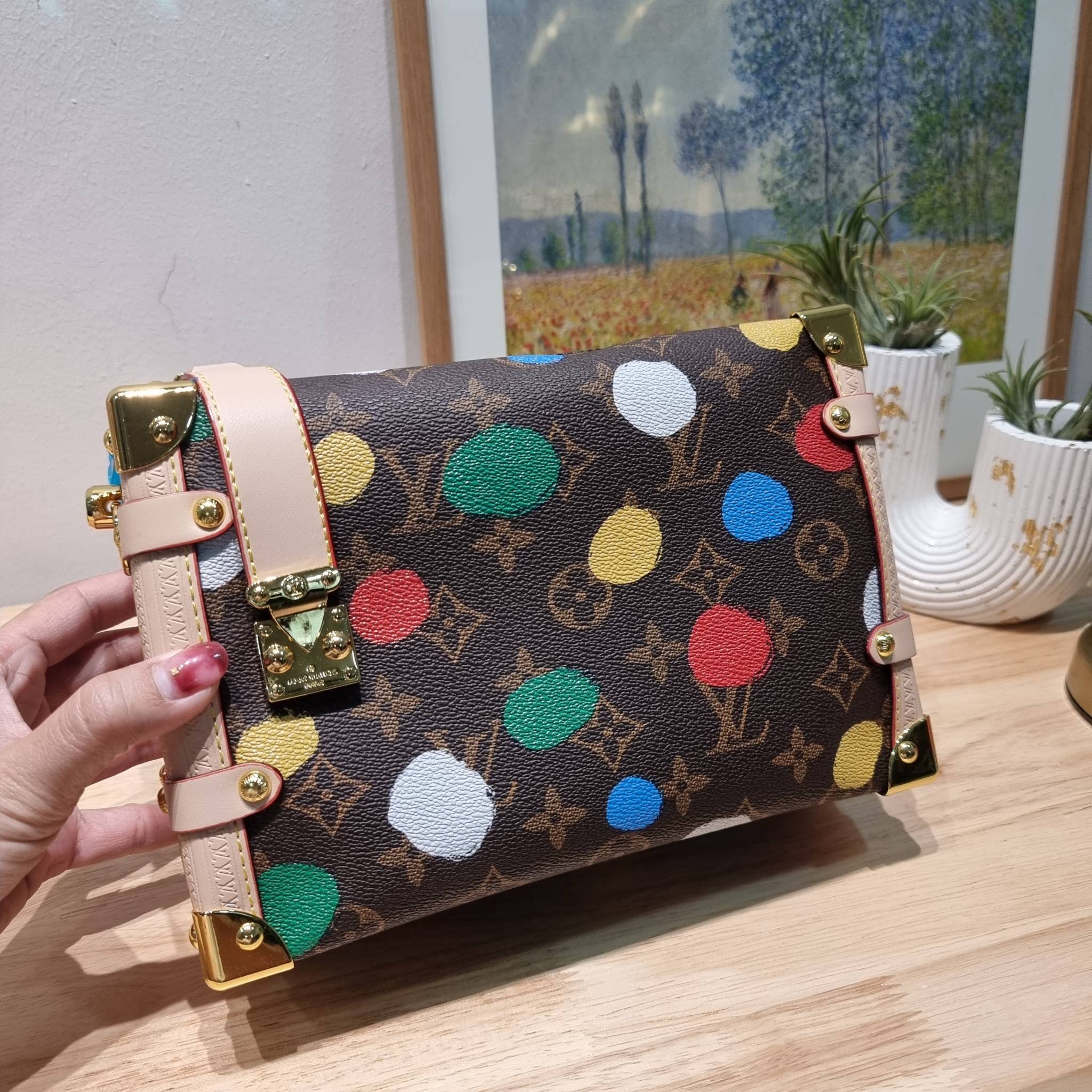 LV x YK SIDE TRUNK Monogram canvas bag สุดยอดกระเป๋าไอคอนนิค ทรงสวย ดีไซน์ใหม่ สวยมีเสน่ห์ รูปทรงกล่อง โดดเด่นด้วยหมุดเข้ามุม ซิปเปิด-ปิดล็อคได้ วัสดุหนังแคนวาส