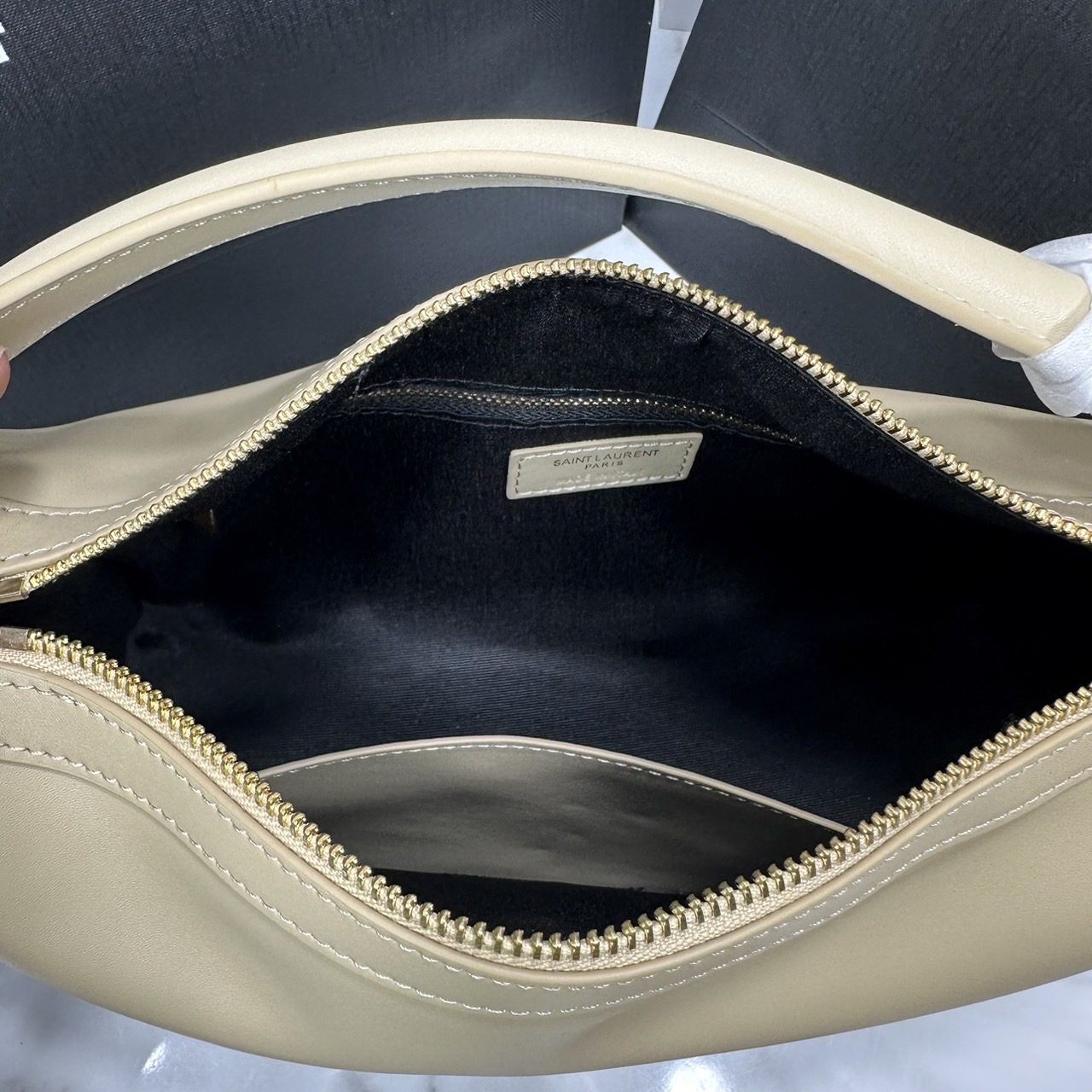 YSL Camera Supple Bag กระเป๋าสะพายทรงกล้องใบขนาดกลาง ถือจับถนัดมือ จุของได้เยอะ ดีไซส์เรียบหรูดูแพง 🧡เกรดออริ ใช้งานต่างประเทศได้