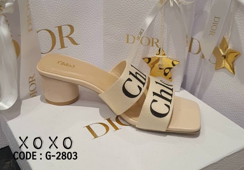 Chloe รองเท้าแตะ สวย ดูแพง เกินราคาขายมากคะ วัสดุผเาแคนวาสสกีนชื่อแบรนด์ คาด 2 ชั้น ส้นทรงกระบอกแท่งกลม สวมใส่ง่าย แมทส์ชุดง่าย น้ำหนักเบา