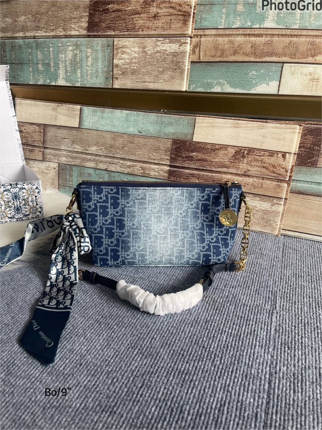 DIOR Pouch Denim with Short Chain กระเป๋าทรงพอชใบเล็กกะทัดรัด รุ่นเดนิมฟอกอะไหล่ทองสวยงาม ใช้งานง่ายพร้อมสายสะพายหนังสลับโซ่ ใบจริงสวยมากค่ะ