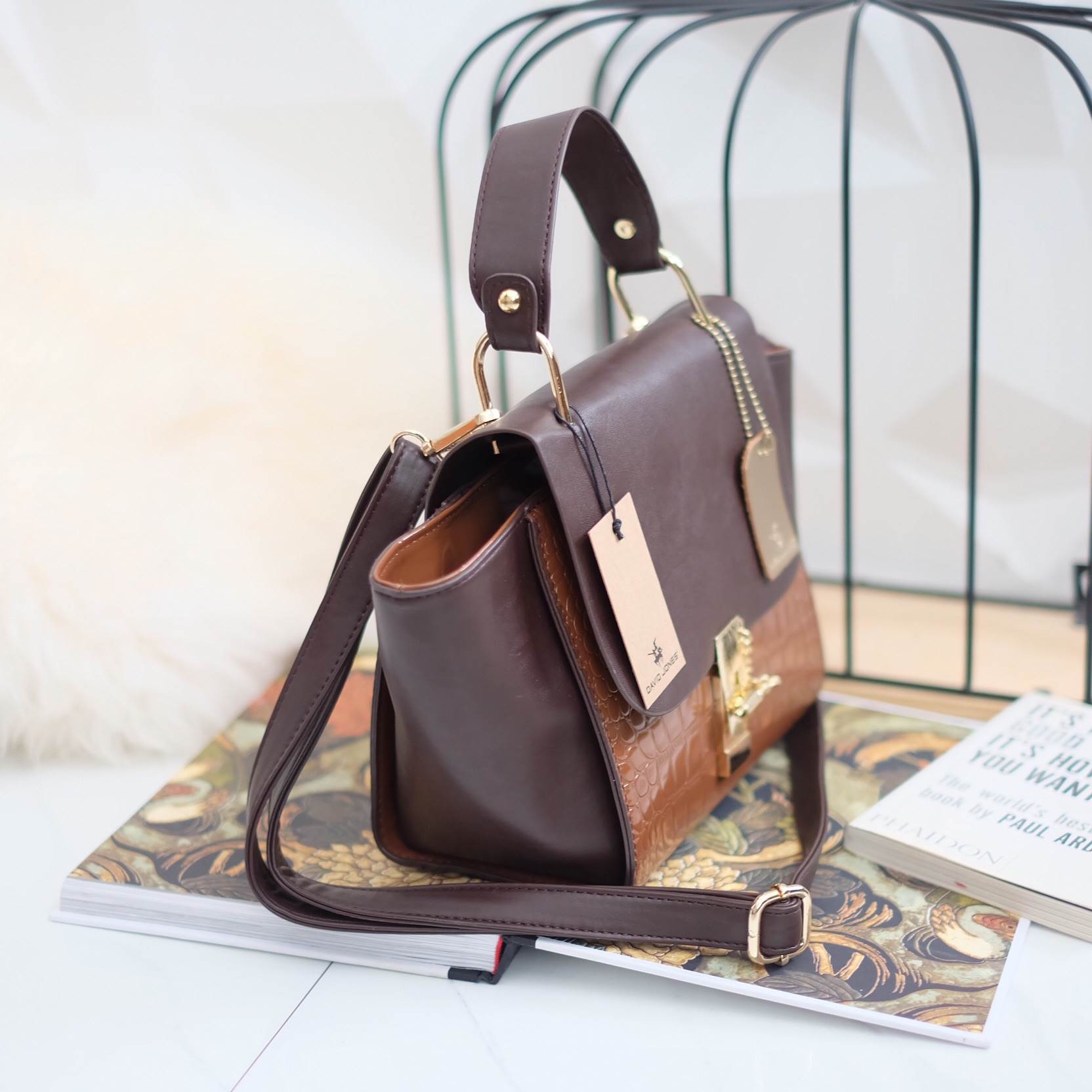 ทรงขายดี สีมาใหม่สวยหรูมากคะ 💜 กระเป๋าถือ / สะพายจาก แบรนด์ David jones หนังอย่างดี ขนาด กำลังดี มีช่องใส่ของจุกจิกด้านใน สีสวยคะ เข้ากับชุดได้ง่ายมากๆ ใบนี้แนะนำเลย สวยมาก สิ่งที่ได้รับพร้อมกระเป๋า :: ป้ายหนังแบรนด์แท้ // ถุงผ้าแบรนด์แท้