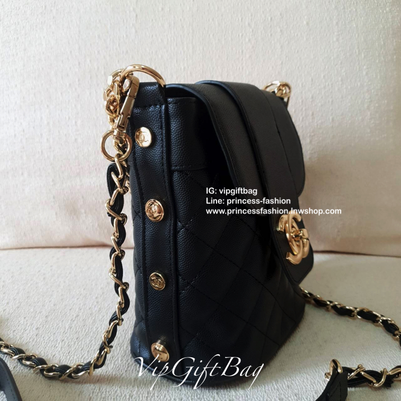 รุ่นใหม่ล่าสุด ตามคำเรียกร้อง!! **สวยหรูคลาสสิค CHANEL VIP GIFT CROSSBODY BAG งาน CHANEL VIP GIFT ของแท้ 100% จากเคาเตอร์แบรนด์ CHANEL ทรงสวย ขนาดกำลังดี วัสดุหนัง CAVIER เปิดปิดด้วยกระดุมหน้าแบบบิดปลอดภัยหายห่วง ด้านในมีซิปอีกชั้น อะไหล่ทอง หัวซิปปั้มแบร