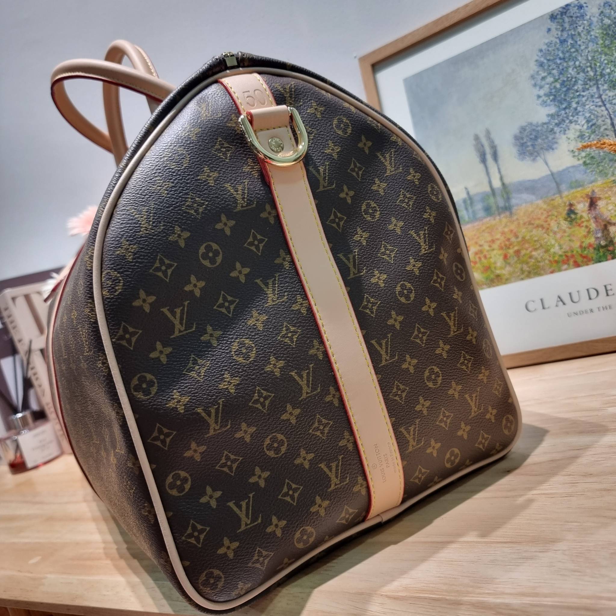 LV KEEPALL BANDOULIERE กระเป๋าเดินทางสุดคลาสสิค ทึ่ใครๆก็เฝ้ารอ ไอเท็มที่จะทำให้การเดินทางไม่ธรรมดาอีกต่อไป ด้วยดีเทลความเป็นเอกลักษณ์ เรียบแต่หรู วัสดุหนังแคนวาสคุณภาพดี ลวดลายโมโนแกรม เปิด-ปิดด้วยซิปแน่นหนา มีกุญแจล็อคได้ มีสายสะพายครอสให้ ภายในโล่งกว้า