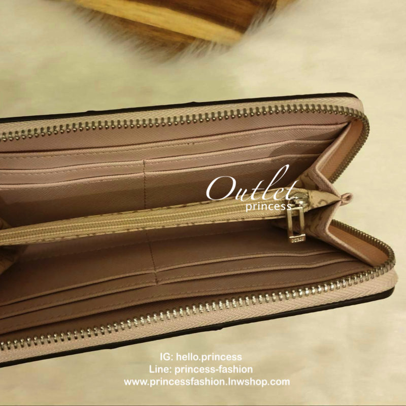 GUESS FACTORY WOMEN'S ZIP AROUND LONG WALLET กระเป๋าสตางค์หนังทรงซิปรอบลาย G ด้านหน้าติดโลโก้แบรนด์ด้วยโลหะสวยหรู ภายในมีช่องใส่ธนบัตร ช่องใส่บัตรหลายช่อง มีช่องซิปใส่เหรียญ สามารถใส่ไอโฟนพลัสได้ มีให้เลือกถึง 5 สี สวยคุ้ม น่าใช้มากๆค่า