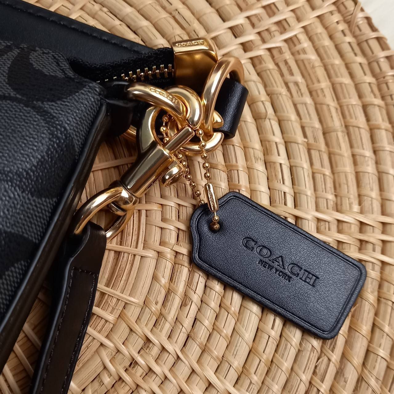 COACH LEWIS SHOULDER BAG IN SIGNATURE CANVAS (COACH F85696)🌺พอชใบใหญ่ ใส่ของได้จุใจ มีสายให้ 2 สาย อะไหล่สีทอง หรูหรา คลาสสิค สายยาวถอดได้ ปรับได้ ช่องด้านใน กว้างมากๆ ใช้ได้ทุกโอกาสจริงๆ แนะนำ ไม่ควรพลาดจ้า