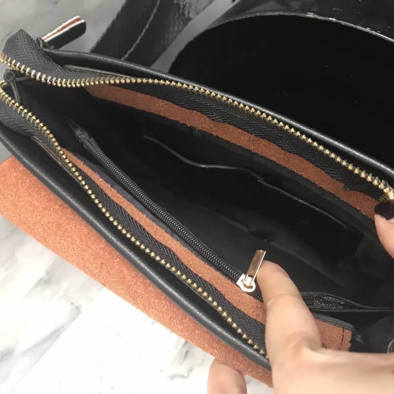 😎เอาใจหนุ่มๆบ้างค่า สำหรับ messenger bag หนังดี มากๆเลยน้า ลายหนังชัดสวย ใบนี้จากแบรนด์ Berke ตัวกระเป๋าขนาดกำลังดีเลยคะ สีดำด้านสวยมาก คลาสสิคสุดๆ มีช่องแบ่งเก็บของหลายช่องเป็นสัดส่วนมากๆคะ น้ำหนักเบา จุของคุ้ม สายยาว ปรับได้ free size สามารถสะพา