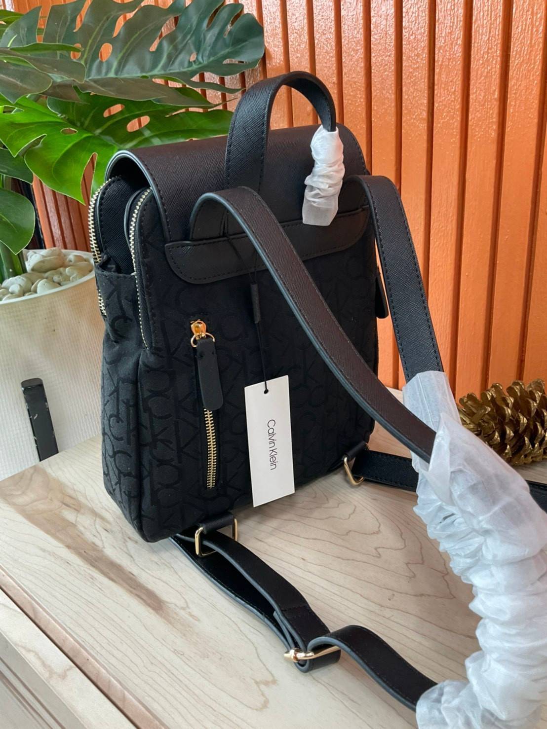 ของแท้ 💯% Elaine Calvin Klein Monogram Small Backpack 💕ของมันต้องมี สวยหรูดูแพงมาก สำหรับรุ่นนี้ และมีฟังชั่นช่องการใช้งานที่มากที่สุด!!! 💕 กระเป๋าสะพายเป้รุ่นใหม่ชนช้อป รุ่นยอดนิยม