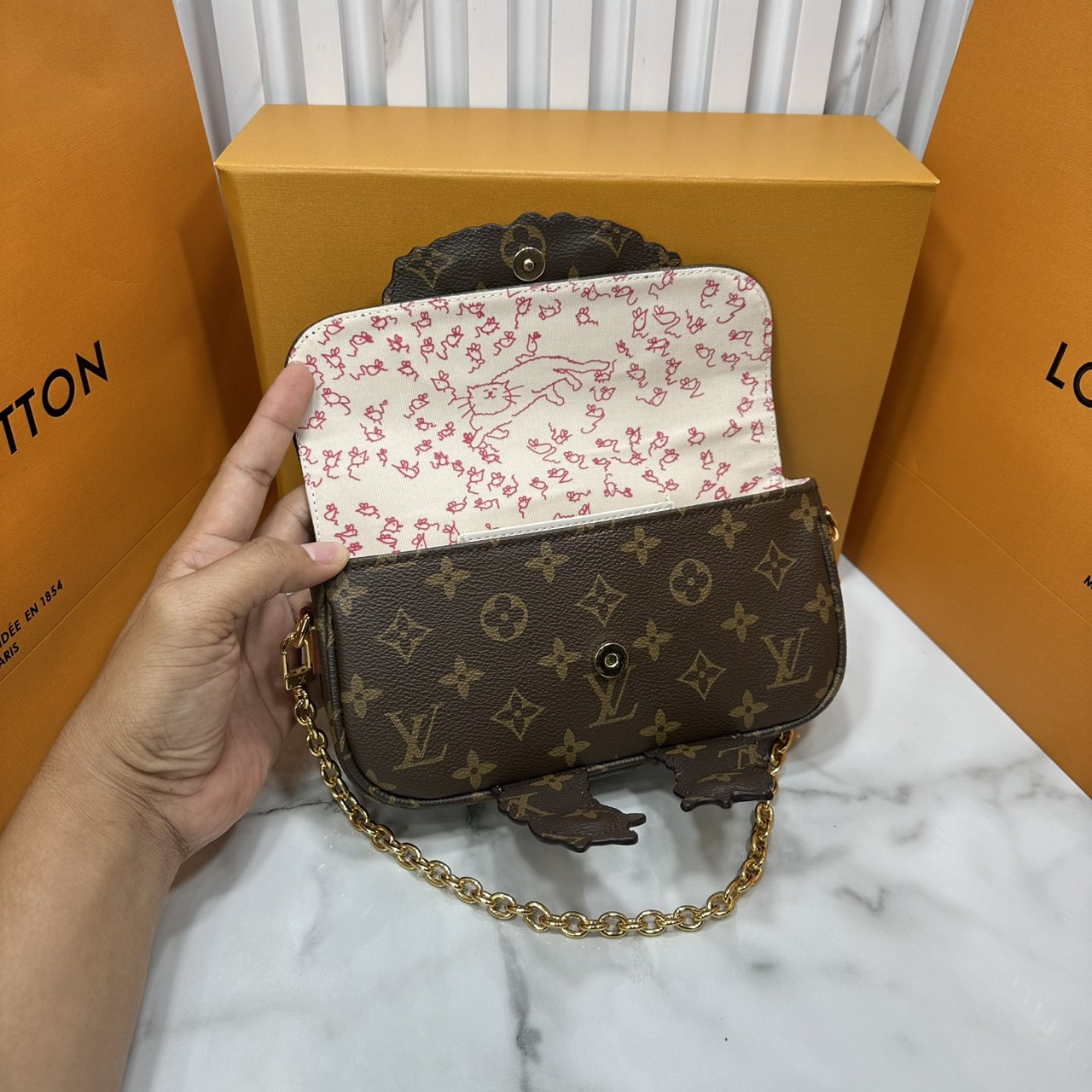 ORI หนังแท้ | LV Ivy chain wallet love of cats กระเป๋าสะพายไอวี่ดีไซน์กระเป๋าสตางค์ โดดเด่นด้วยการตกแต่งภาพประกอบแสนสดใสที่วาดมือลายน้องแมว พร้อมช่องใส่บัตร สายสะพายหนังและโซ่ถอดได้