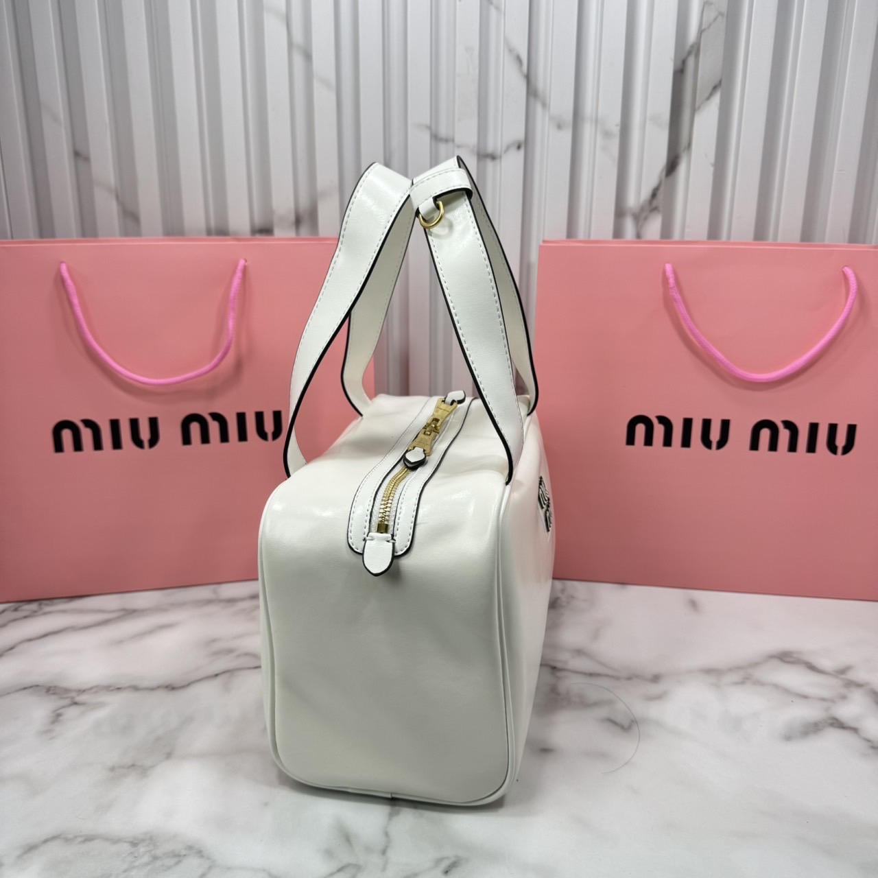 ORI หนังแท้ | Miu Miu Leather top-handle bag กระเป๋าสะพายทรง keepall เรียบแต่ฟาด หรูหราทุกองศา ใครเห็นก็ต้องเหลียว