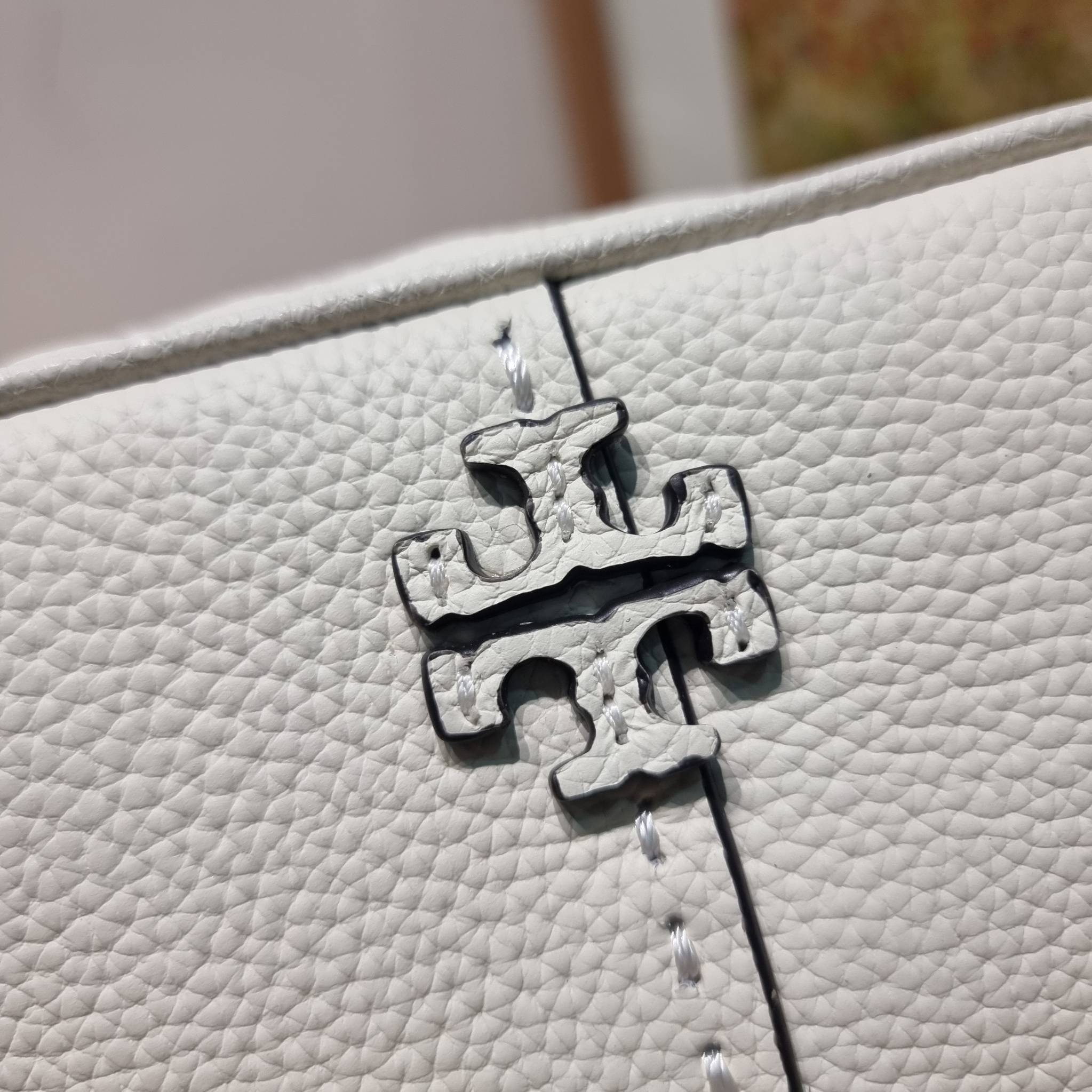 TORY BURCH MCGRAW CAMERA BAG ใหม่จากคอลเลคชั่นสุดคลาสสิค กับกระเป๋าสะพายข้าง ทรงกล่องไซส์กะทัดรัด น้ำหนักเบา ใช้งานง่ายด้วยซิปรูดเปิดปิด แมทช์ได้กับทุกสไตล์การแต่งตัว