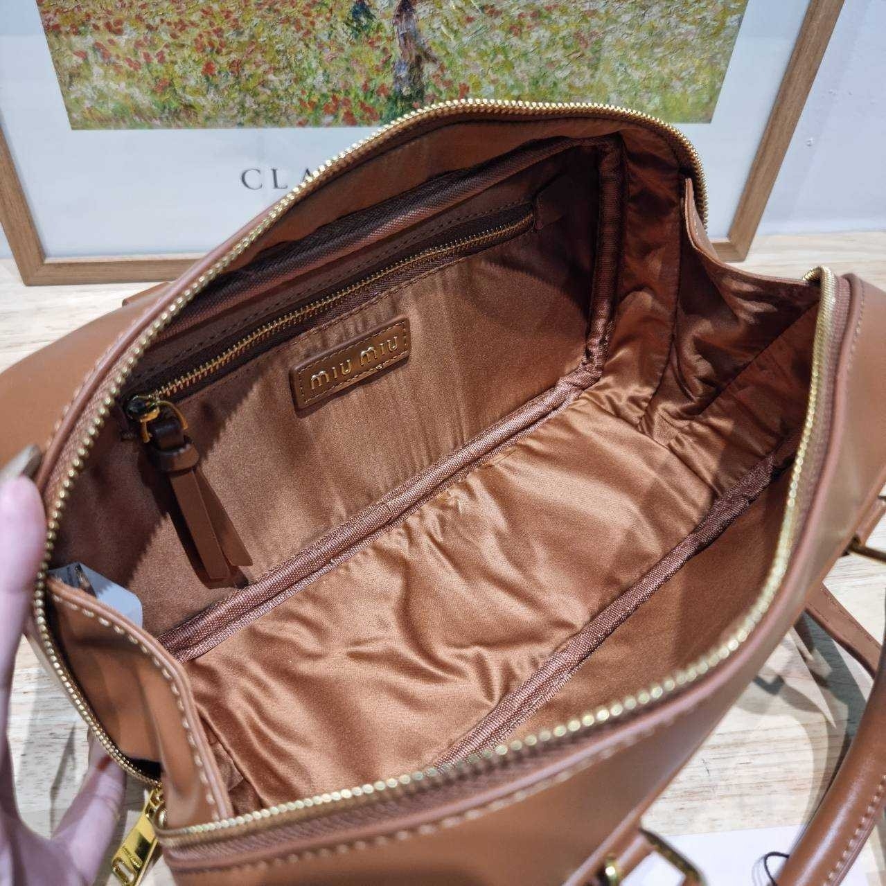 MIU MIU ARCADIE LEATHER BAG M, Geniş 27cm กระเป๋าถือ/สะพายสุดชิค น่ารักๆเก๋ๆ ดีไซน์เรียบแต่มากมีอยู่จริง สวยดูแพง