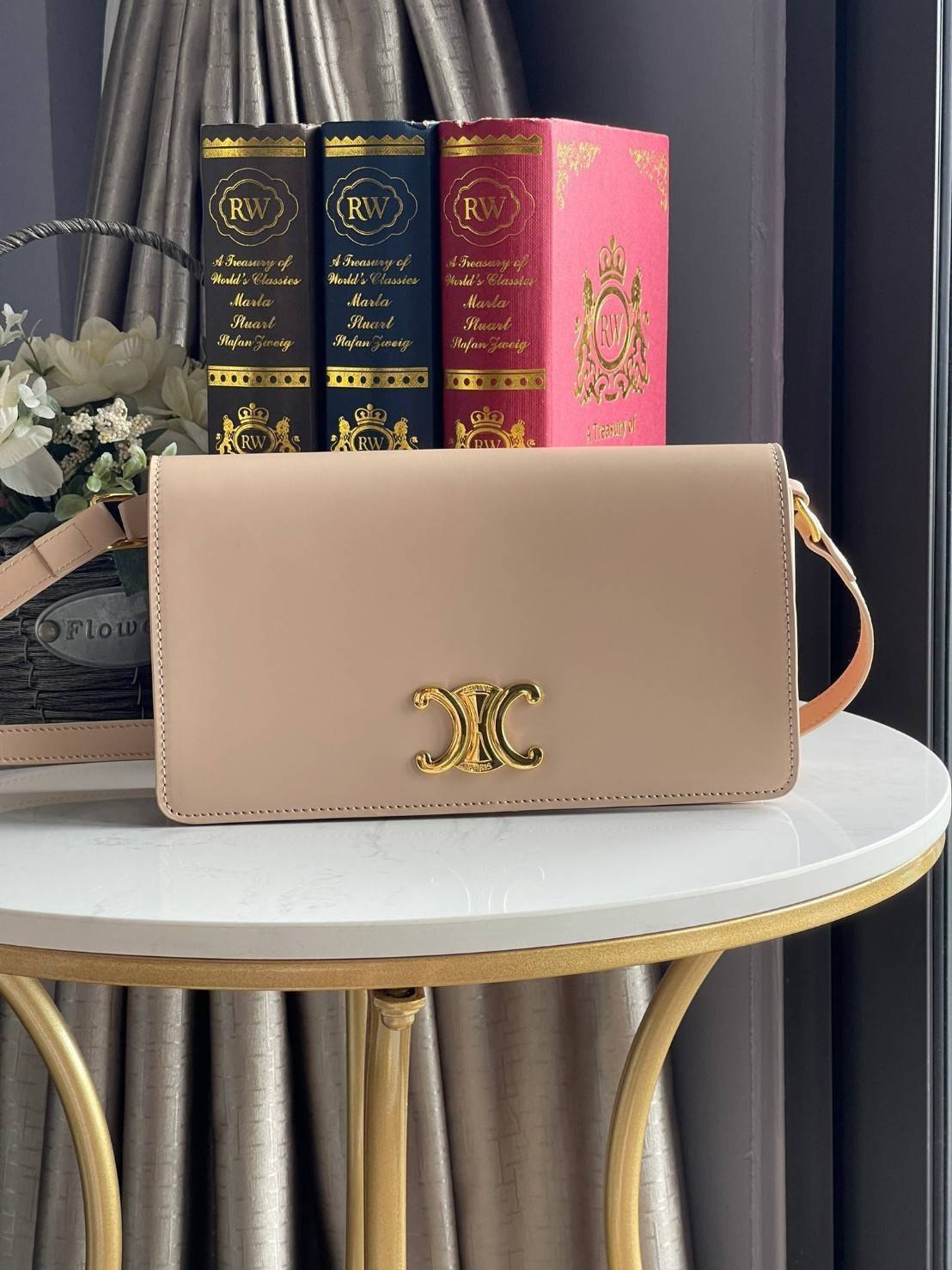 CELINE TRAPEZE TRIOMPHE BAG ดีไซน์เรียบหรู Timeless โดดเด่นมีเอกลักษณ์ ใช้ได้หลายโอกาส แมทช์กับการแต่งตัวง่าย จึงครองใจสาว ๆ ได้ไม่ยาก โดยเป็นกระเป๋าสะพายไหล่ที่อัดแน่นด้วยกลิ่นอายความคลาสสิกและหรูหราตามแบบฉบับของ Celine ด้านหน้าตกแต่งด้วยโลโก้สีทองโดดเด่