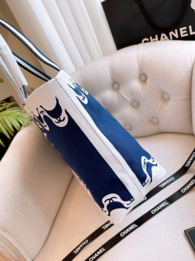 VIP 】CHANEL Spring Tote Blue Striped Beach Bag กระเป๋าทรง Shopping ใบใหญ่กำลังดี วัสดุผ้าแคนวาสตัดเย็บด้วยการเดินด้ายสวยงามเลอร์ค่ามาก สีน้ำเงินในลุคสดใส ไปทะเลได้แบบคูลๆ จุของได้เยอะ Rare items เด็ดๆแบบนี้ควรค่าเเก่การสะสมสาวก Chanel ห้ามพลาดค่ะ!