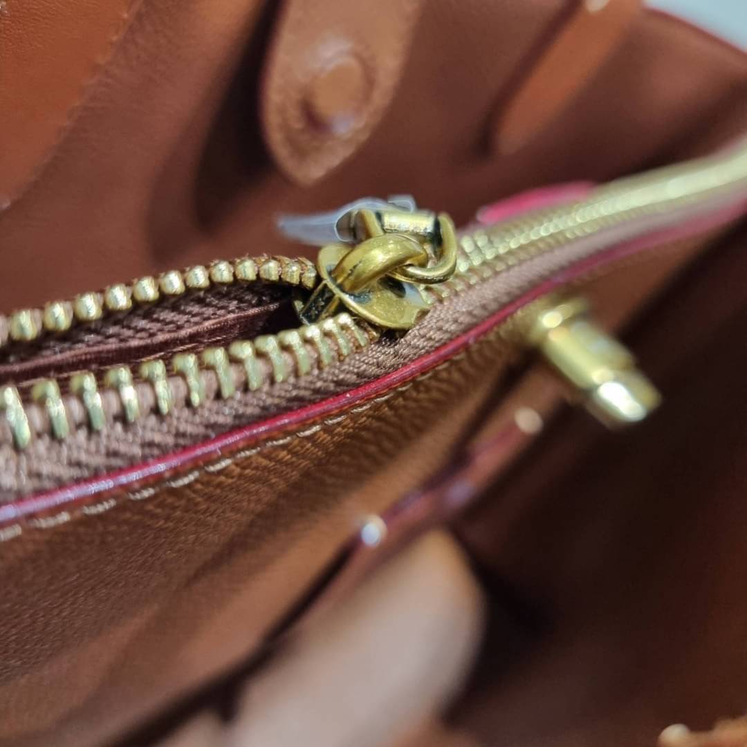 COACH CA102 WILLOW TOTE 24 IN RAINBOW SIGNATURE CANVAS ไปให้สุดกับความเลิศของลวดลายสายรุ้ง ที่แต่งแต้มลงบนกระเป๋าทรงโท้ท ไซส์กำลังสวย พกพาได้สะดวก มีตัวบิดล็อคที่ปากกระเป๋าด้านหนึ่ง และกระดุมแม่เหล็กอีกด้านหนึ่ง ภายในโล่งกว้าง เก็บของได้เป็นสัดส่วนไปเลย ม