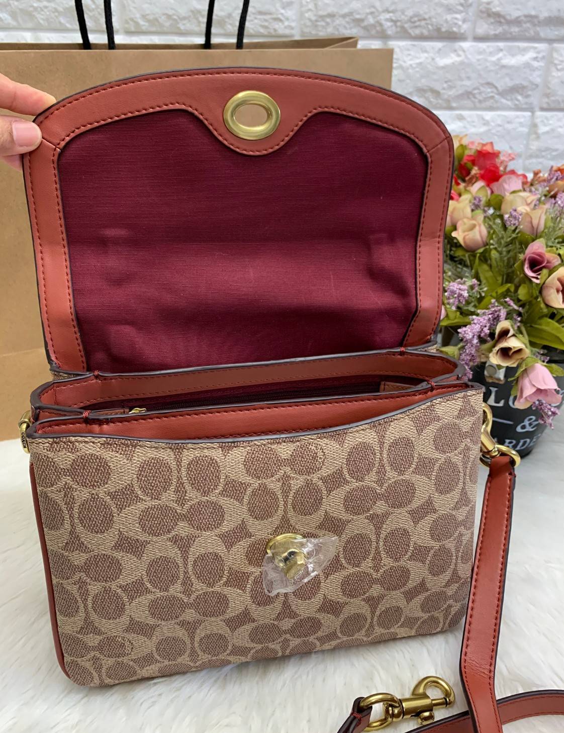 COACH CASSIE CROSSBODY BAG((68349//68348)) พร้อมส่งค่ะ! รุ่นฮิต กระเป๋าหิ้วได้//สะพายข้างหรือครอสบอดี้ร์ได้ หนังแท้นิ่มสวย เปิดปิดกระเป๋าแบบหมุนล็อค ภายในกระเป๋ามี3ช่องให้ใส่ของ แต่ล่ะช่องกว้าง สามารถใส่กระเป๋าเงินใบยาวได้;ของอื่นๆได้จุทีเดียวค่ะ ;มีช่องซ