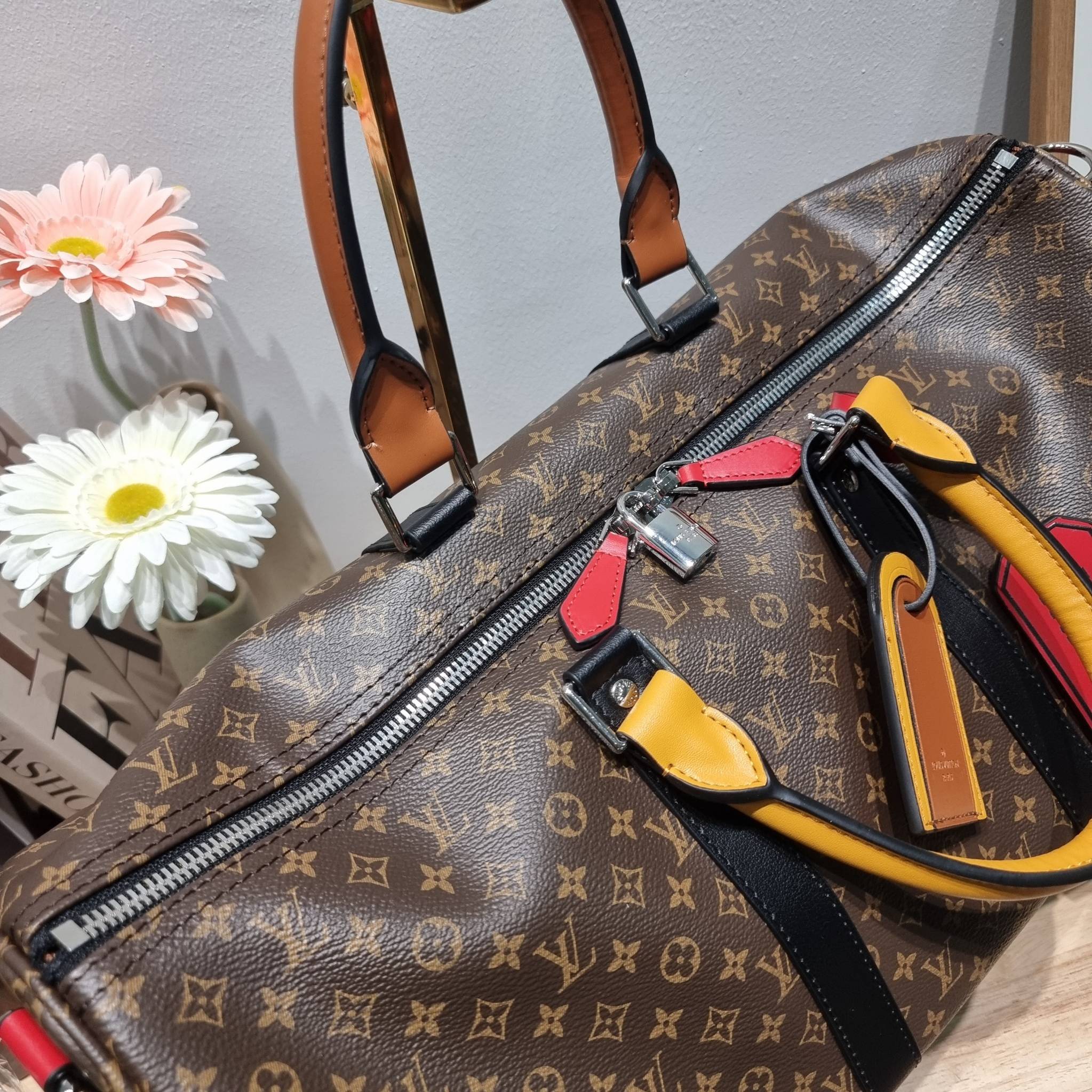 LV KEEPALL BANDOULIERE กระเป๋าเดินทางสุดชิค ที่ทำให้การเดินทางไม่ธรรมดาอีกต่อไป ด้วยลูกเล่น patch แท็กห้อย และใบลูก ที่จัดมาให้ได้เก๋ๆ ไม่ซ้ำใคร วัสดุหนังแคนวาสคุณภาพดี ดีไซน์ลวดลายโมโนแกรมเอกลักษณ์ ซิปมีตัวล็อคไว้ให้แน่นหนา มีสายสะพายครอสให้ ภายในโล่งกว้