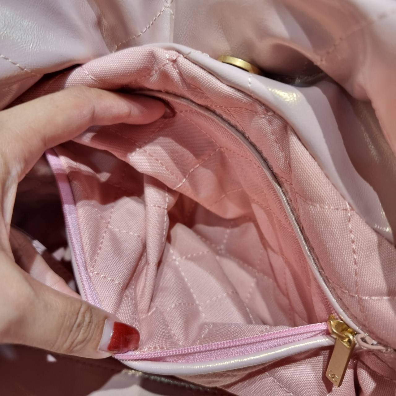 Chanel 22 horizontal bag แรงเกินต้านที่สุดกับไอเท็มนี้ ที่สาวๆหรือใครๆก็ต้องมี มาในไซส์ใหญ่ รูปทรงใช้ง่ายขึ้น แต่ยังจุได้หนักๆเหมือนเดิม ดูหรูหรา เกินเรื่องที่สุด