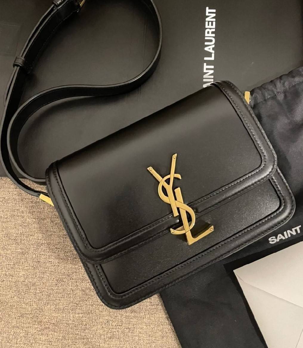 YVES SAINT LAURENT YSL BAG VIP GIFT WITH PURCHASE (GWP) พรีเมี่ยมกิ้ฟ Limited Edition จาก YSL DUTY FREE COUNTER วัสดุหนังแท้ Calfskin ทรงสี่เหลี่ยมหนังสวยหรูอยู่ทรงเปิดปิดด้วยฝาปิดโลโก้แบรนด์อะไหล่ทอง ภายในโล่งมีช่องหลัก และช่องย่อยสามารถใส่มือถือของใช้จุ
