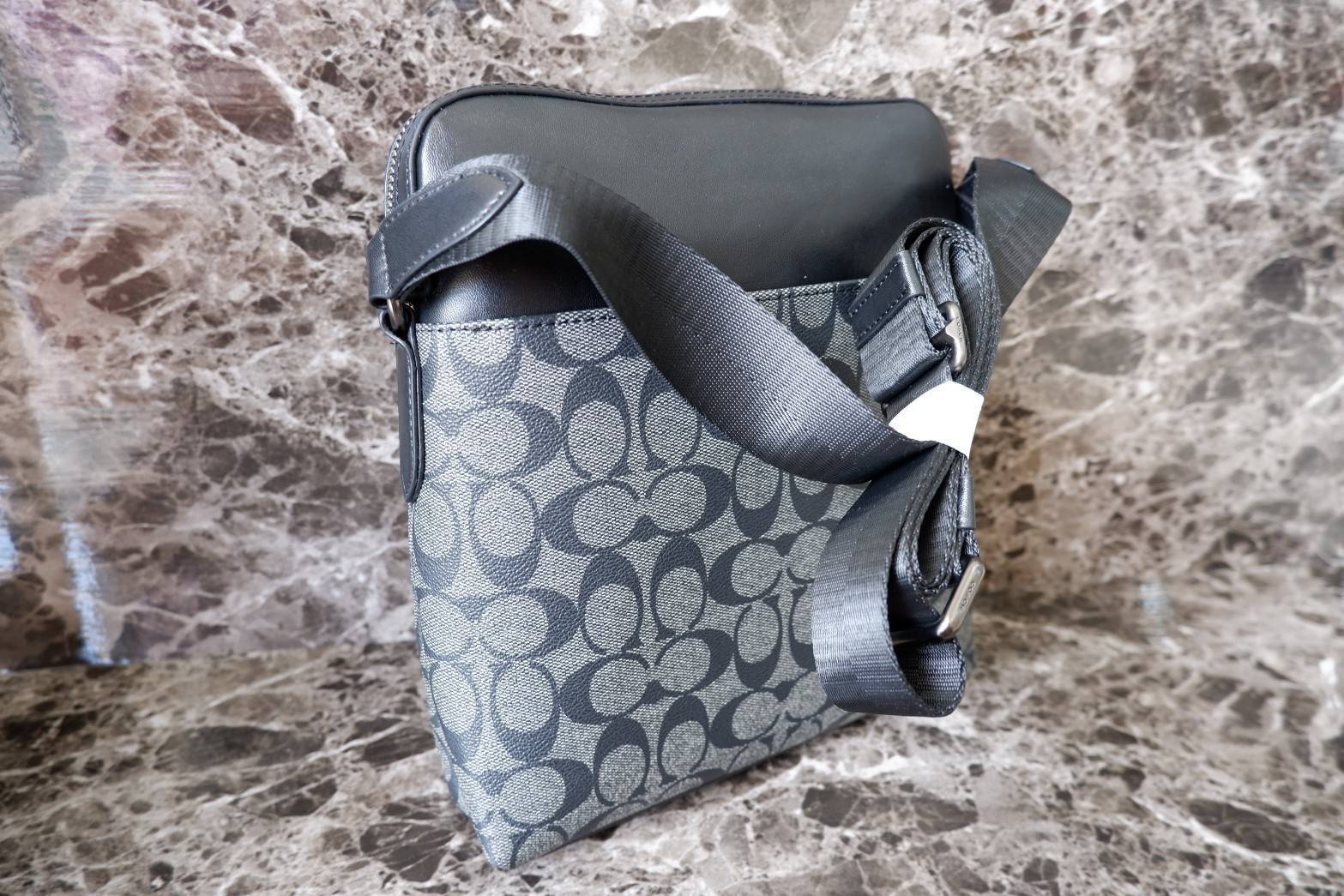 COACH Men Houston Signature Messenger Bag กระเป๋าสะพายข้าง crossbody หนังลาย signature brand เปิดปิดด้วยซิป ภายในโล่งใส่ wallet ยาว, mini iPad และของใช้ได้ มีช่องเล็ก และช่องซิป สายสะพายปรับได้ค่ะ