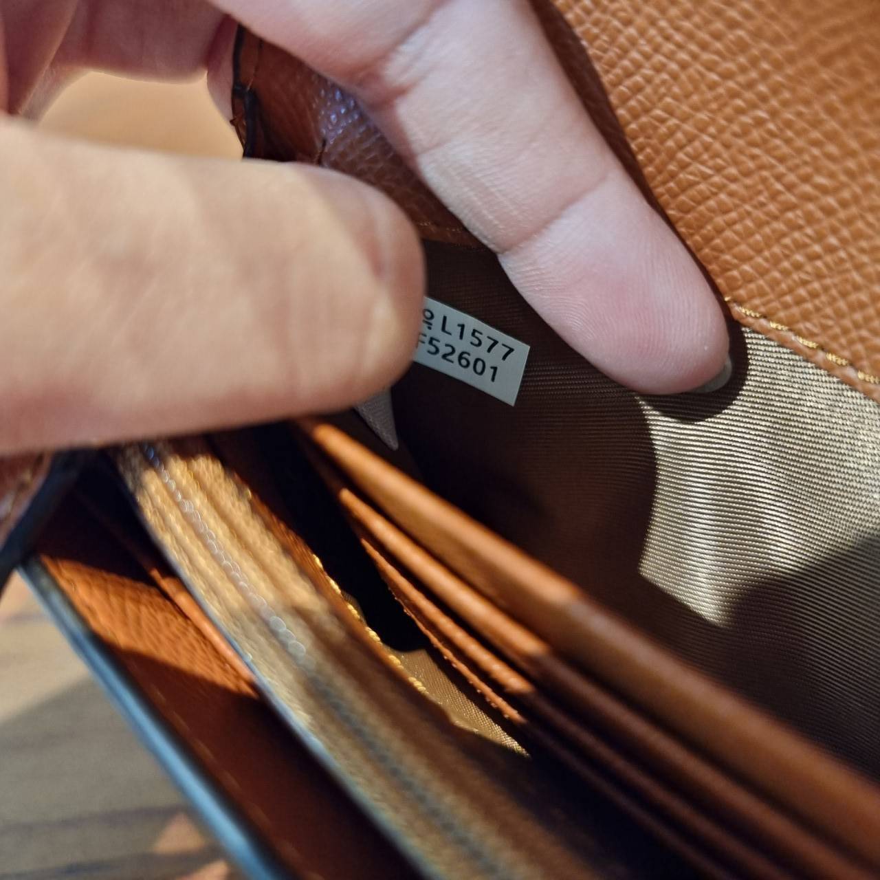 COACH F52601 POP SLIM ENVELOPE WALLET IN SIGNATURE รุ่นขายดี ขายหมด!! รุ่นหายาก!! เติมสต็อคจ้า!! กระเป๋าสตางค์รุ่นฝาพับ ดีไซน์เรียบหรู คลาสสิค ใช้งานง่ายและสะดวกมากๆ ด้วยซองซิปที่เสียบด้านหลัง ถอดแยกออกมาใช้ได้ หรือเอาออก พกกระเป๋าเดี่ยวๆก็ได้ ถือใบนี้ดูไ