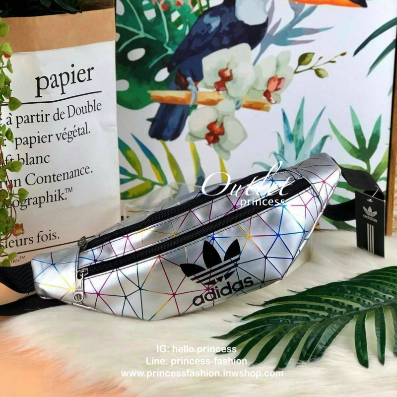 Adidas belt bag รุ่นใหม่พร้อมส่งที่ไทยกับกระเป๋าคาดอก/คาดเอว วัสดุpuน้ำหนักเบา ที่ตัวกระเป๋าแต่งtexture สวยงาม ด้านหน้าสกรีนโลโก้แบรนด์มีช่องด้านหน้า ใส่ iPhone plus ได้รวมถึงเหรียญ/บัตรที่ใช้บ่อย และช่องใหญ่จุได้เยอะ ใส่กระเป๋าเงินใบยาวได้ รุ่นนี้ปรับสาย