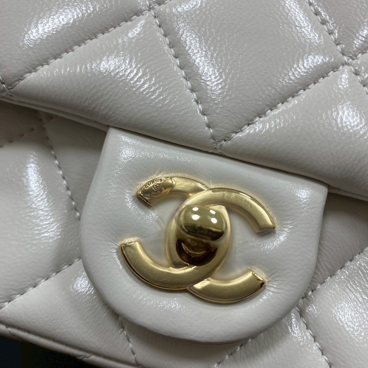 ORI หนังแท้ | Chanel Small Flap Bag with Top Handle 20cm กระเป๋าสะพายดีไซน์คลาสสิก หูจับแต่งโซ่สีทองหรูหรา เรียบหรูดูแพง