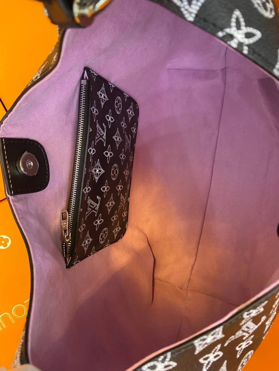 LV Mahina Carmel Bobo Bag ใหม่ล่าสุดก่อนใคร สวยได้ไม่ต้องรอ กับคอลใหม่ลุคลูกคุณ ตอบโจทย์ได้ทุกลุค ทุกไลฟ์สไตล์ ใช้งานได้ง่ายคล่องตัว กับกระเป๋าสะพายข้าง ภายในเป็นช่องโล่ง สะพายไปเที่ยว ทำงาน ออกเดท โอกาสไหนๆก็พร้อมออกงานไปเลยจ้า