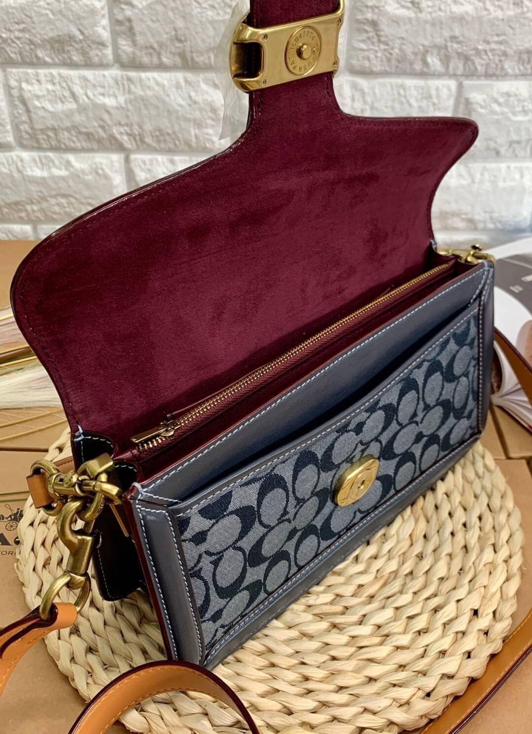 COACH Tabby Shoulder Bag 26 In Signature Chambray กระเป๋าหิ้วได้//คล้องไหล่ได้//สะพายข้างได้ วัสดุผ้าแคนวาสทอลายอย่างดี+หนังแท้ค่ะ เปิดปิดกระเป๋าแบบกระดุมแม่เหล็ก มีอะไหล่แบรนด์ตัวใหญ่ด้านหน้าหรูหราเลยทีเดียว ภายในกระเป๋ามีช่องหลักใส่ของ2ช่อง สามารถใส่กระ