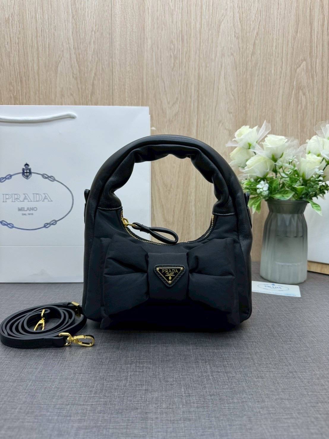 ORI หนังแท้ | Prada Re-Nylon and nappa leather mini-bag with bow กระเป๋าถือพร้อมสายสะพาย ผ้าไนล่อนบุนวม รูปทรงแบบโฮโบที่นุ่มนวลโดดเด่นด้วยโบว์ขนาดใหญ่ที่สื่อถึงความเป็นผู้หญิงสมัยใหม่